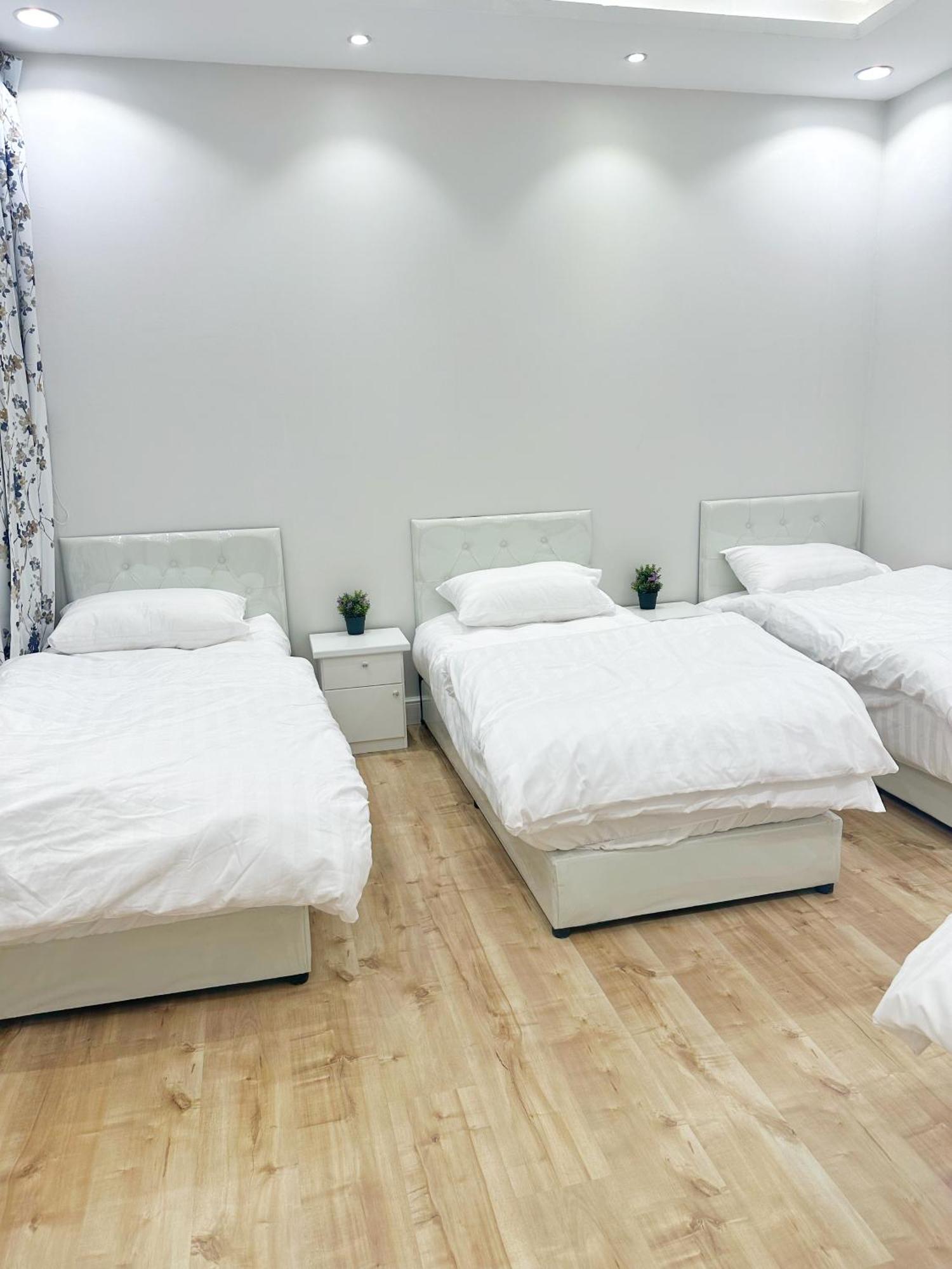 Apartment شقة عائلية فسيحة بغرفتين نوم وصالة 11b *